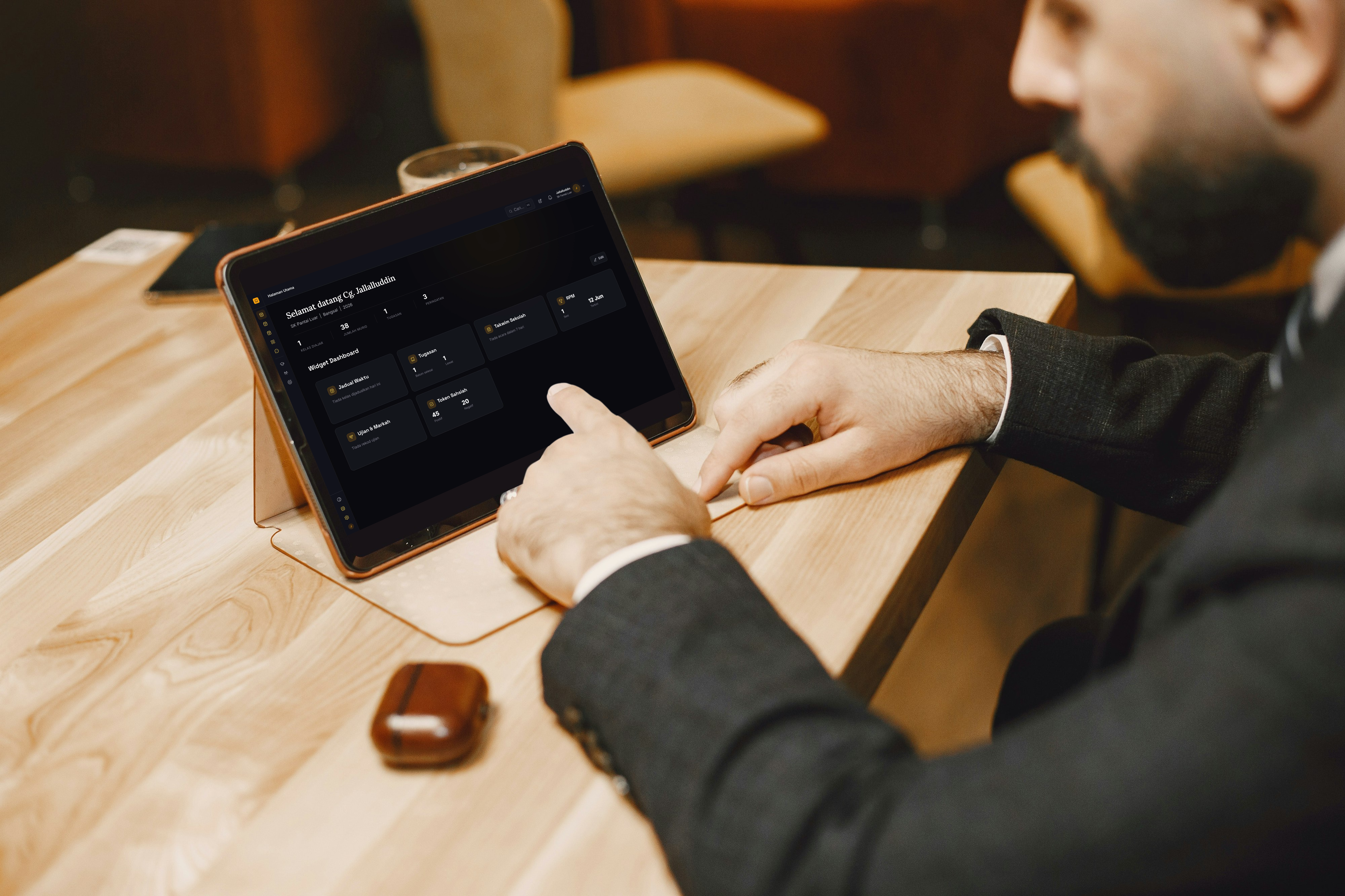 Seorang guru menggunakan papan pemuka tecertools pada tablet